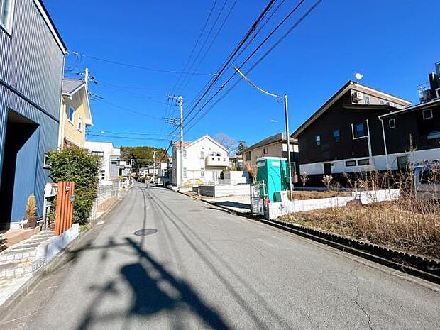 前面道路を含めた現地写真です。