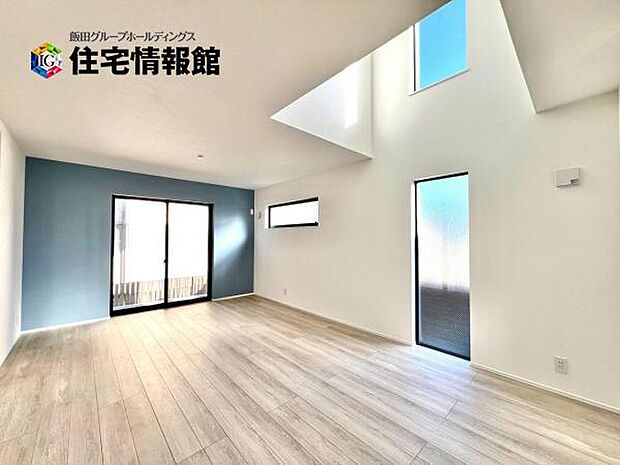 吹抜けにより開放感・明るいリビングでゆったりくつろげます。