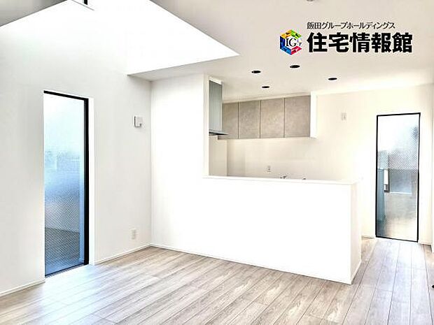 お食事中もキッチンと会話が楽しめるダイニングスペース。