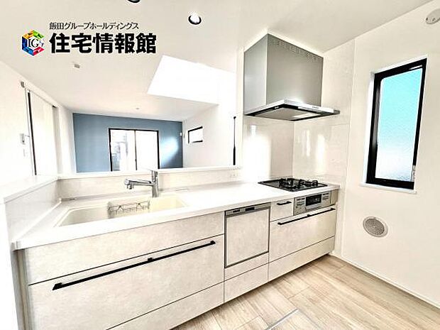 ご家族を見守りながら家事が捗る対面式キッチン。お料理をしながらご家族のサポートも可能です。