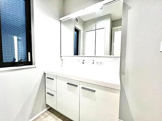 シャワー付き洗面化粧台です。手軽にシャンプーができ、お掃除もしやすいですね。