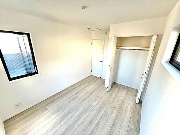 中の物を確認しやすく、取り出しやすい収納スペース。お部屋を広々とお使いいただけます。