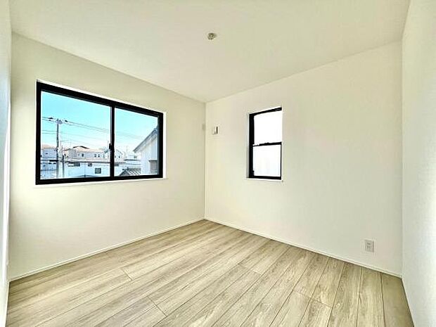 木の温もりが優しいフローリングの収納スペース付き洋室です。