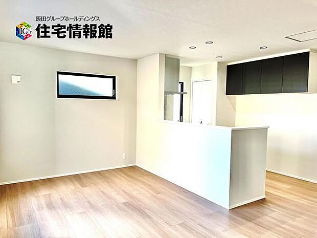 カウンターキッチン越しに会話も楽しめるダイニングキッチン。