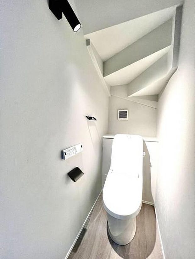 シャワー洗浄機能付のトイレは、清潔感が印象的な空間ですね。