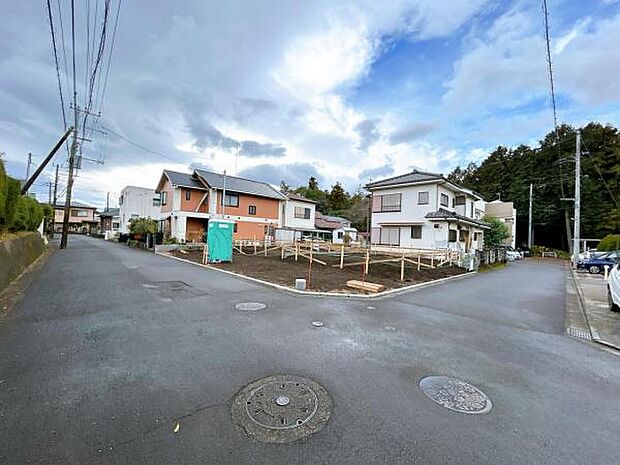 前面道路を含めた現地写真です。