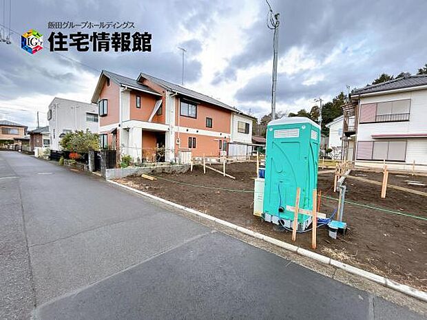 前面道路です。住宅地につき落ち着いた新生活を始められそうです。