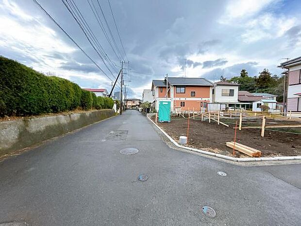 前面道路を含めた現地写真です。