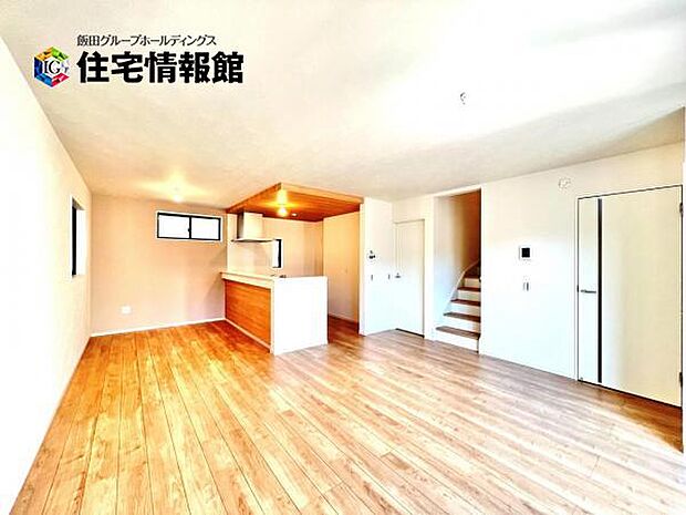 暖かな日差しが差し込むリビングダイニングです。
