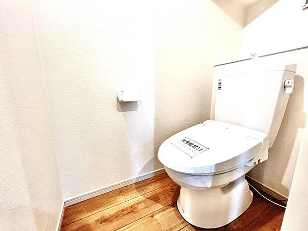 シャワー洗浄機能付のトイレは、清潔感が印象的な空間ですね。