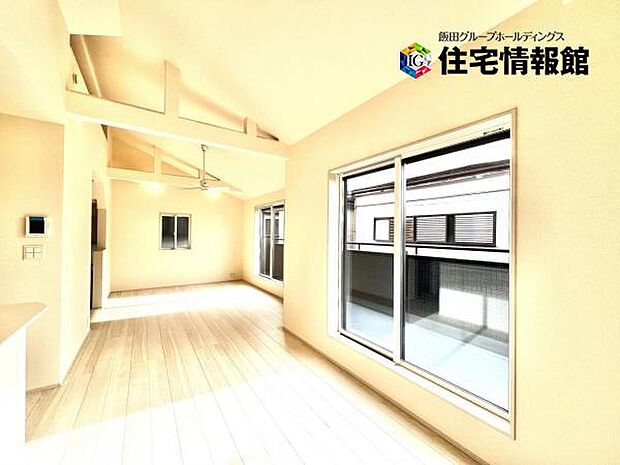 暖かな日差しが差し込むリビングダイニングです。