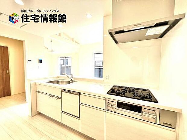 ご家族を見守りながら家事が捗る対面式キッチン。お料理をしながらご家族のサポートも可能です。