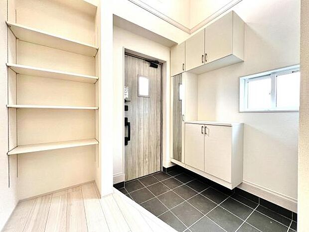 綺麗で明るい玄関でお客様をお迎えいただけます。