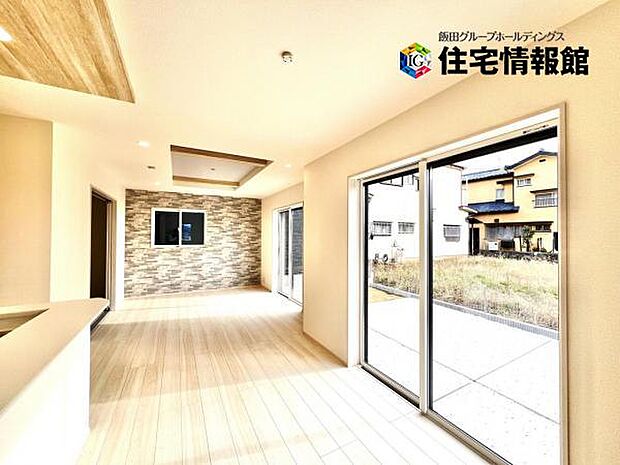 明るい日差しが入る風通しの良いリビングです。