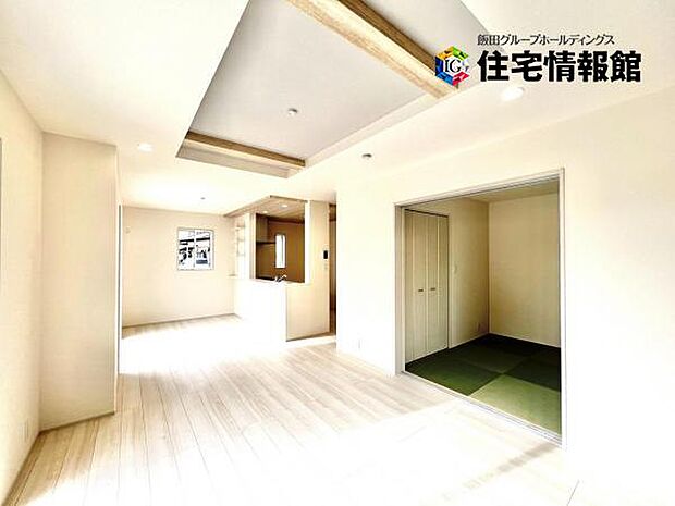 カウンターキッチン越しに会話も楽しめるダイニングキッチン。