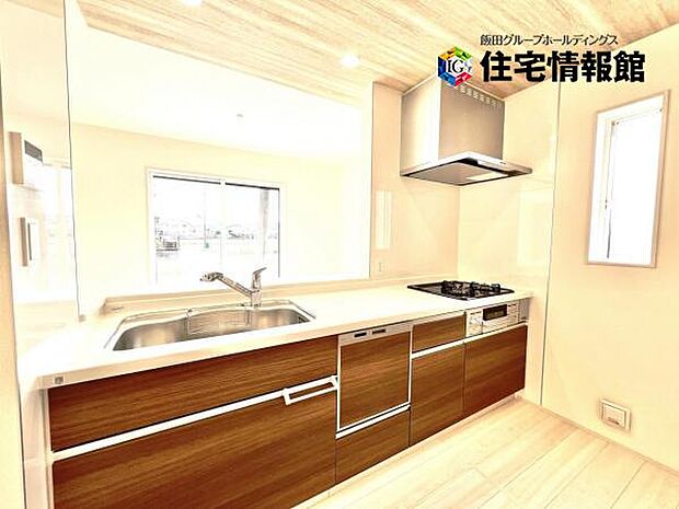 リビングが見渡せ、料理中も会話が弾む対面式キッチンです。