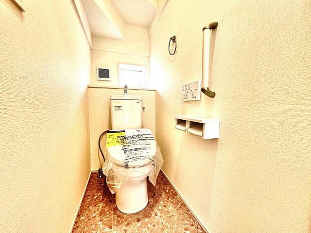 シャワー洗浄機能付のトイレは、清潔感が印象的な空間ですね。