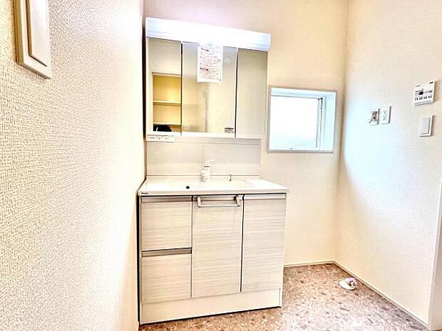 シャワー付き洗面化粧台です。手軽にシャンプーができ、お掃除もしやすいですね。