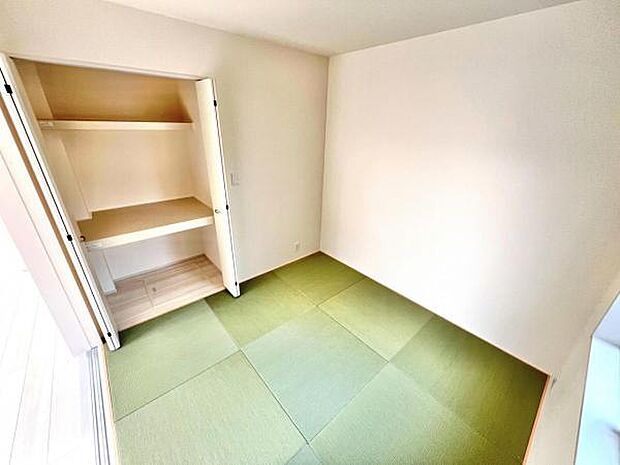 中の物を確認しやすく、取り出しやすい収納スペース。お部屋を広々とお使いいただけます。