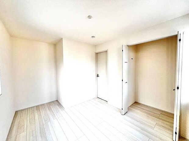 いつでもお部屋をスッキリお使い頂ける収納スペースを設置。