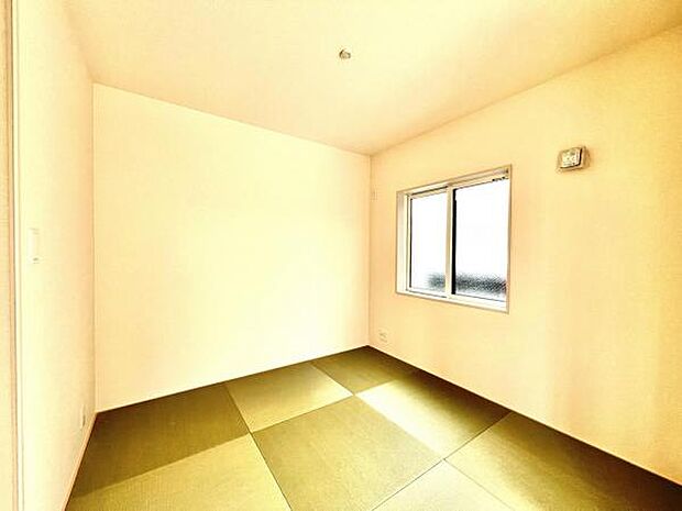 リビングと続き間の和室です。客間、晩酌、家族団らんなど色々使えますね。