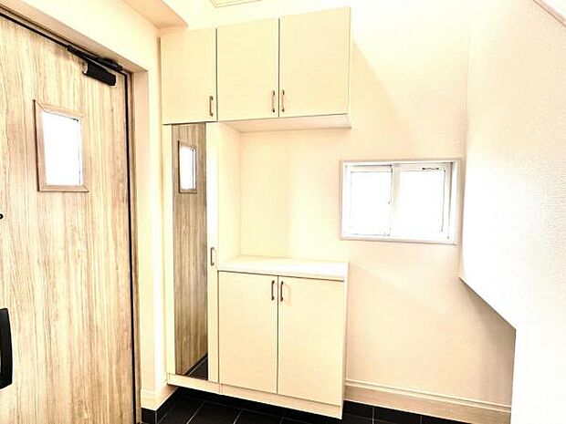 シューズボックスのカウンターに季節ごとのお花やご家族の写真など飾られると素敵な空間になりますね。