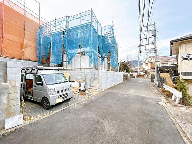 前面道路を含めた現地写真です。ぜひ周辺環境も併せてご覧ください。