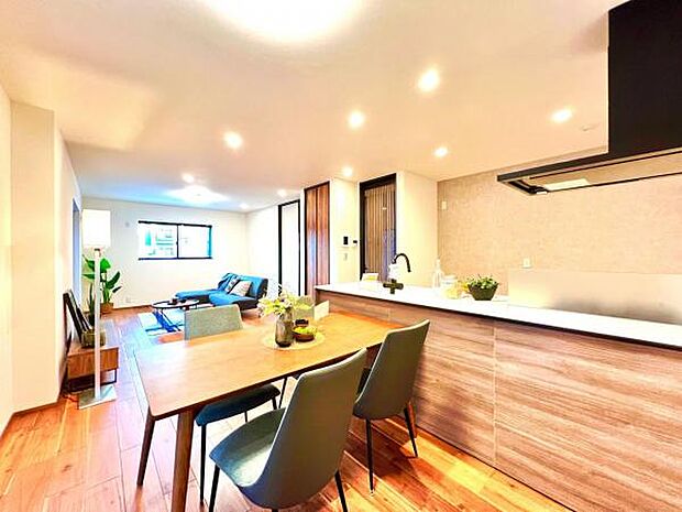 ご家族でゆったり食事が楽しめるダイニングスペースです。