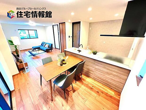 カウンターキッチン越しに会話も楽しめるダイニングキッチン。