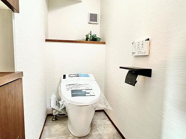 シャワー洗浄機能付のトイレは、清潔感が印象的な空間ですね。