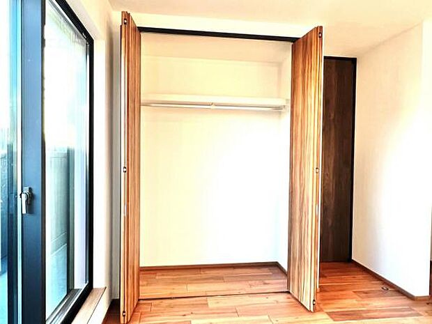 いつでもお部屋をスッキリお使い頂ける収納スペースを設置。