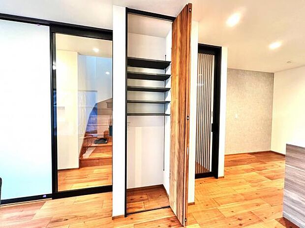 リビング収納です、掃除機や子供のおもちゃなどの収納にも役立ちそうですね。