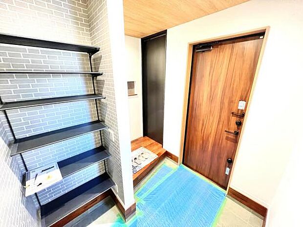 綺麗で明るい玄関でお客様をお迎えいただけます。