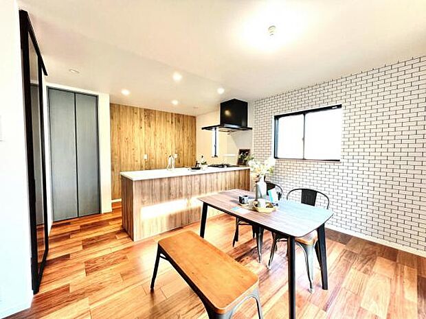 ご家族の温かい時間を演出するダイニングスペースです。