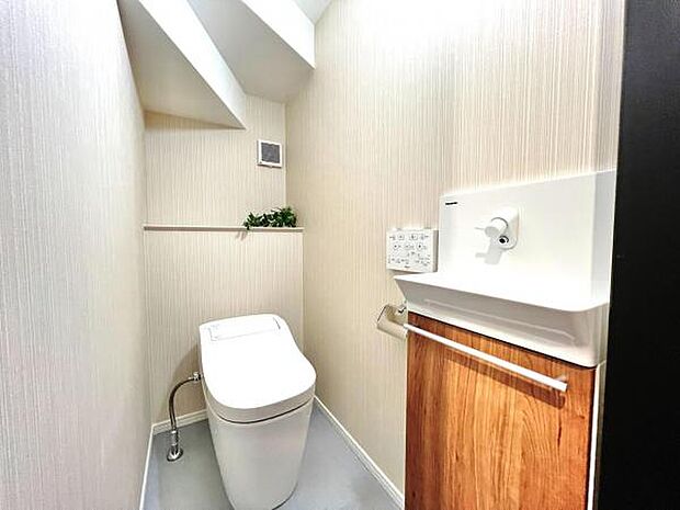 シャワー洗浄機能付のトイレは、清潔感が印象的な空間ですね。