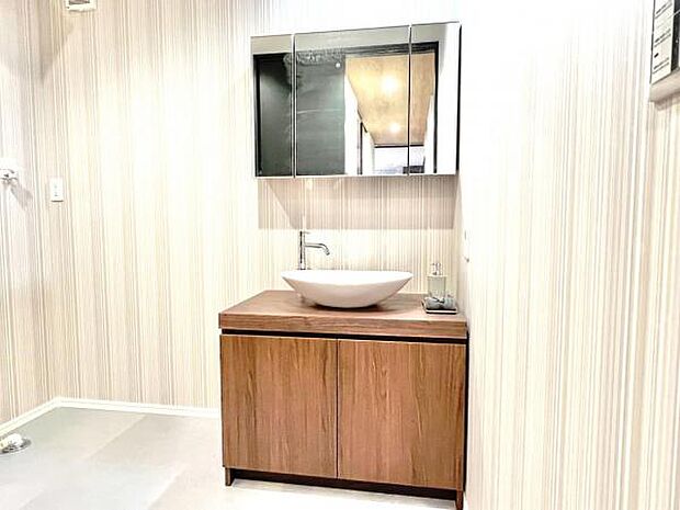 シャワー付き洗面化粧台です。手軽にシャンプーができ、お掃除もしやすいですね。