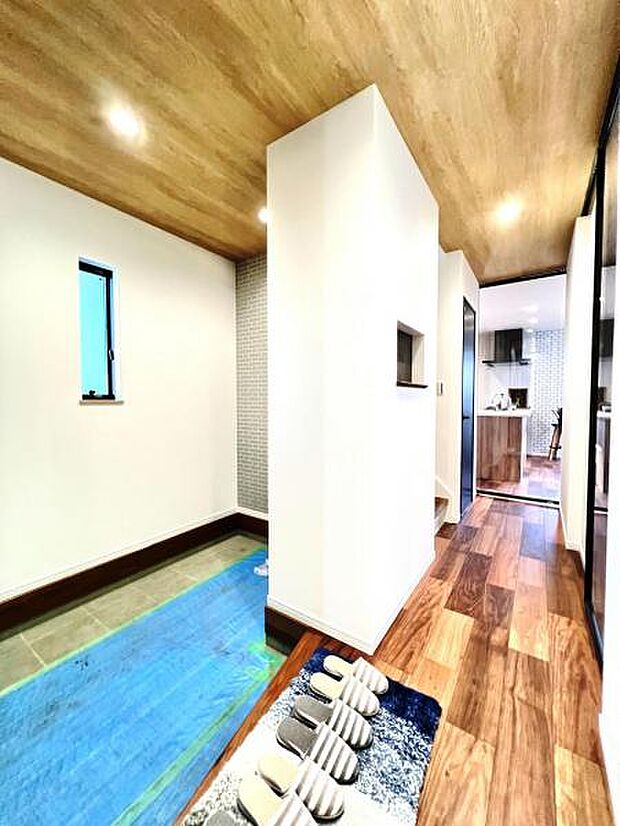 玄関にはシューズインクロークがあり、玄関をいつでもスッキリご利用できます。