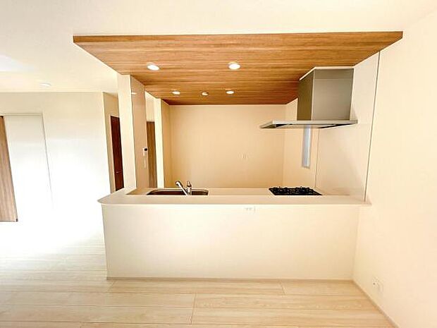 キッチン正面にダイニングセットを配置することで、配膳もスムーズに。調理中も会話を楽しめます。