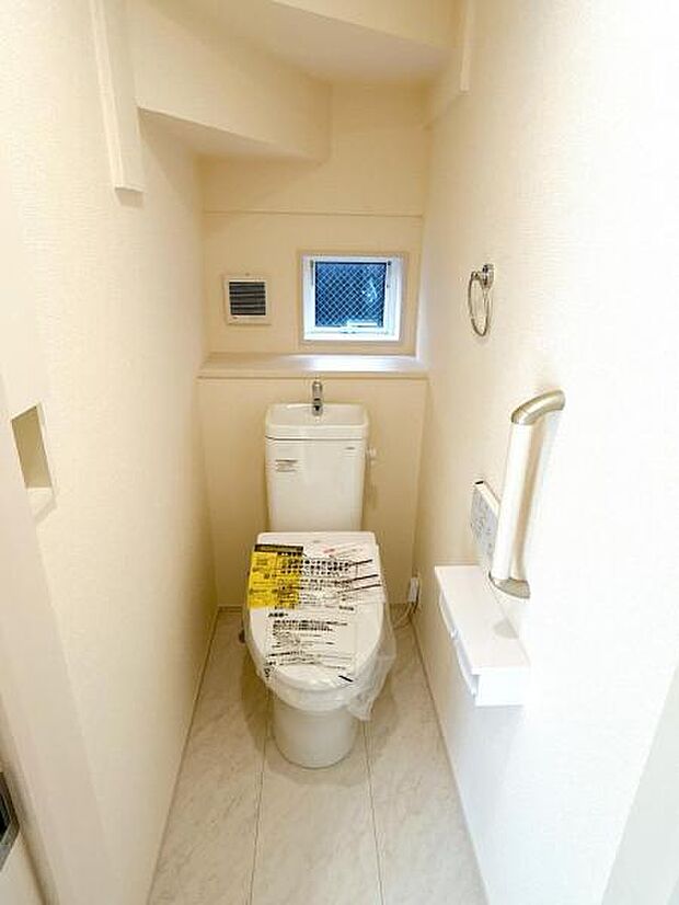 シャワー洗浄機能付のトイレは、清潔感が印象的な空間ですね。