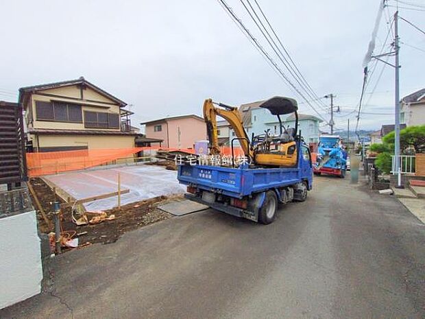 前面道路を含めた現地写真です。