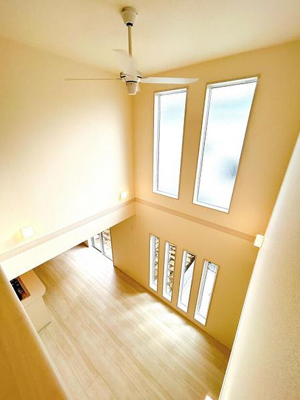 2階ホールから、吹抜けを通しリビングを見下ろした画像です。