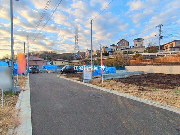 前面道路を含めた現地写真です。