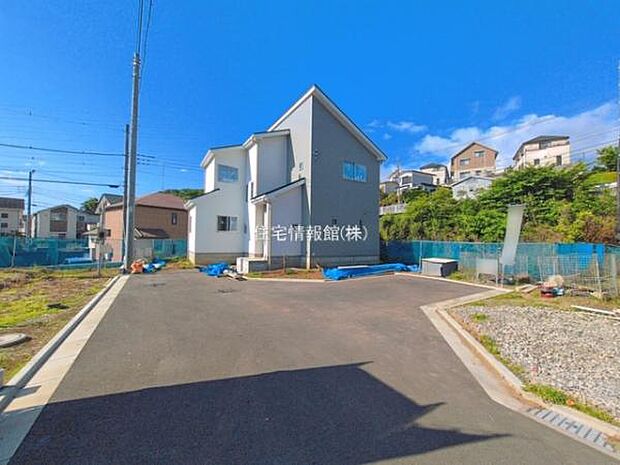 前面道路を含めた現地写真です。
