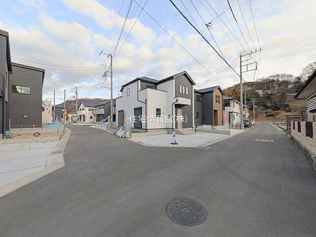 前面道路を含めた現地写真です。