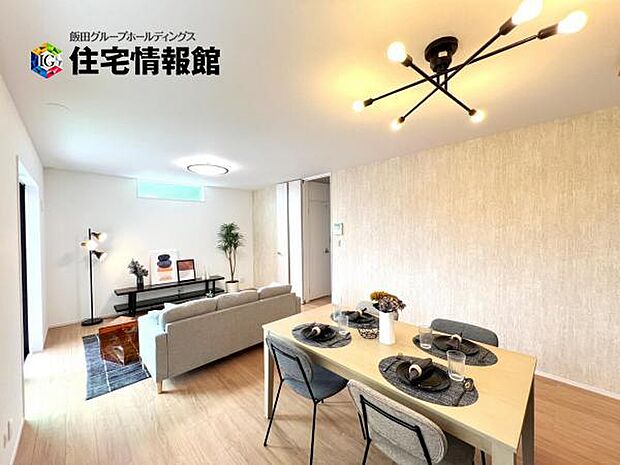 キッチン正面にダイニングセットを配置することで、配膳もスムーズに。調理中も会話を楽しめます。