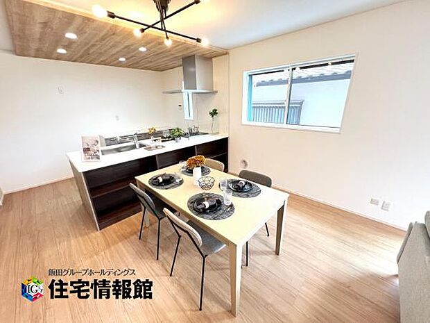カウンターキッチン越しに会話も楽しめるダイニングキッチン。