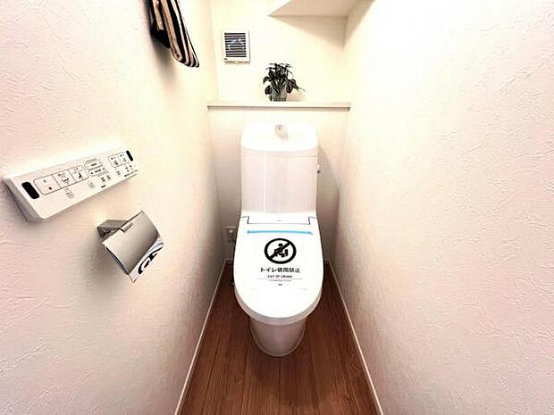 シャワー洗浄機能付のトイレは、清潔感が印象的な空間ですね。