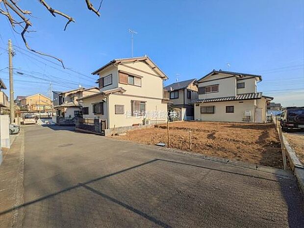 前面道路を含めた現地写真です。