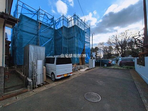 前面道路を含めた現地写真です。