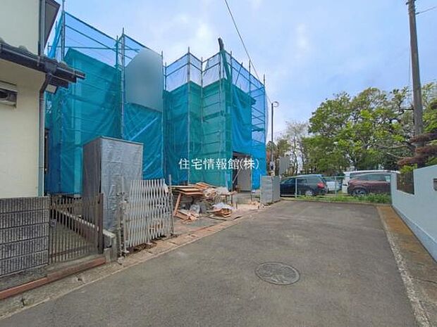 前面道路を含めた現地写真です。